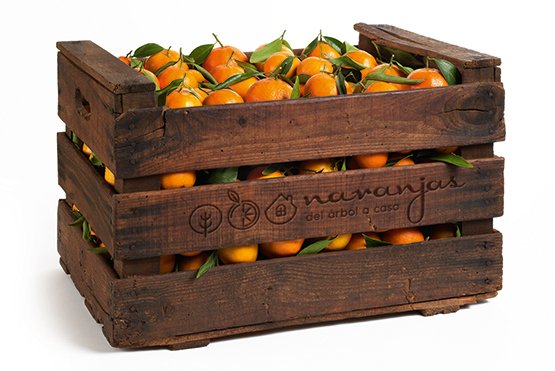 Caja de madera con naranjas